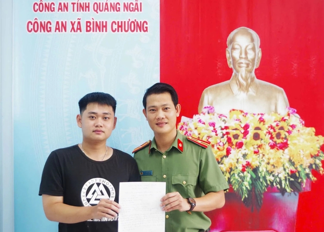 Nam sinh viên viết đơn tình nguyện thực hiện nghĩa vụ công an nhân dân - Ảnh 1.