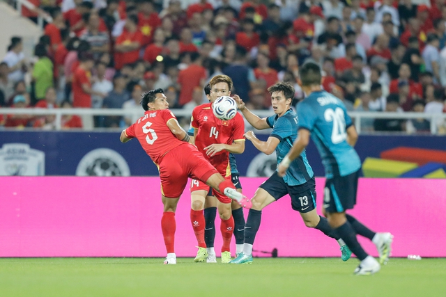 ASEAN Cup g&acirc;y sốt ở Singapore trước trận quyết đấu Th&aacute;i Lan, HLV 9X Gavin Lee c&oacute; lo lắng?- Ảnh 1.