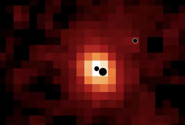 A first: Galaxy with 3 black holes, and 2 are merging - Ảnh 1.