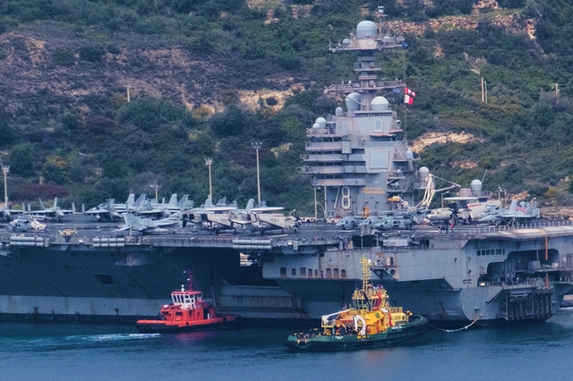 Trump orders the Navy to return to an older system of launching jets off aircraft carriers - Ảnh 1.