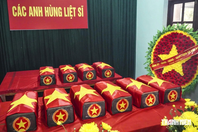 Bộ đội t&igrave;m h&agrave;i cốt liệt sĩ trong mưa, nhiều bộ c&ograve;n xương v&agrave; răng- Ảnh 11.