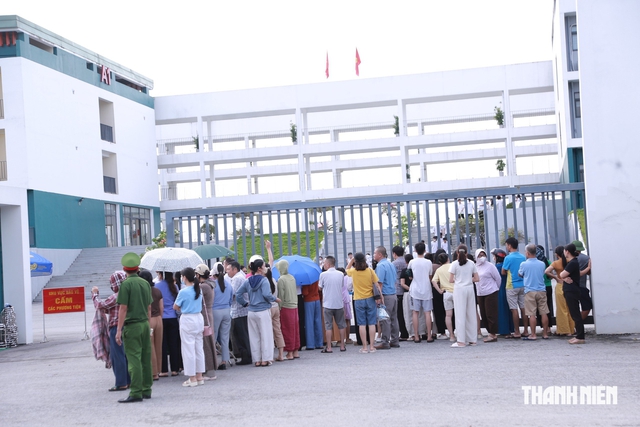 Thi lại tại điểm thi Trường THPT chuyên Tuyên Quang: Đề thi có phần 'nhỉnh hơn' về độ khó - Ảnh 1.