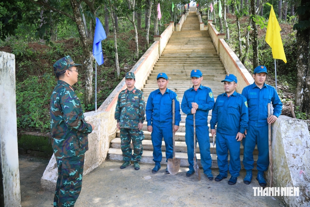 Bộ đội t&igrave;m h&agrave;i cốt liệt sĩ trong mưa, nhiều bộ c&ograve;n xương v&agrave; răng- Ảnh 9.