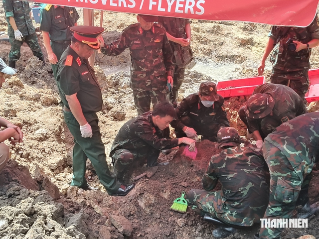 Sáng nay, đồngloạttìmkiếm hài cốt liệt sĩ tại khu A, B trong công viên Lê Thị Riêng - Ảnh 5.