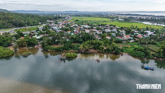 Sạt lở uy hiếp h&agrave;ng chục hộ d&acirc;n v&ugrave;ng cửa biển- Ảnh 1.