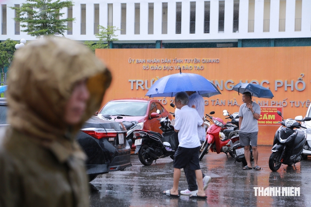 Thi lại tại điểm thi Trường THPT chuyên Tuyên Quang: Đề thi có phần 'nhỉnh hơn' về độ khó - Ảnh 3.