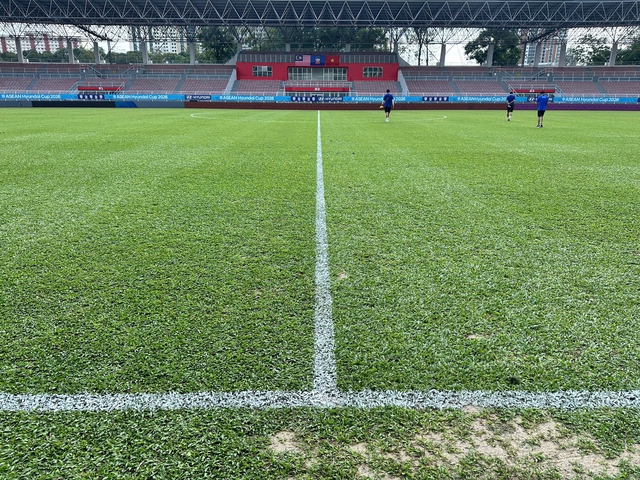 Cận cảnh mặt cỏ l&aacute; gừng s&acirc;n Kuala Lumpur, c&oacute; g&igrave; kh&aacute;c s&acirc;n Mỹ Đ&igrave;nh: Thầy Kim soi rất kỹ- Ảnh 6.