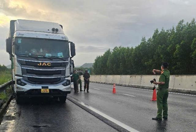 Vụ tai nạn tr&ecirc;n cao tốc Phan Thiết - Dầu Gi&acirc;y: 18 h&agrave;nh kh&aacute;ch l&agrave; người nước ngo&agrave;i- Ảnh 2.