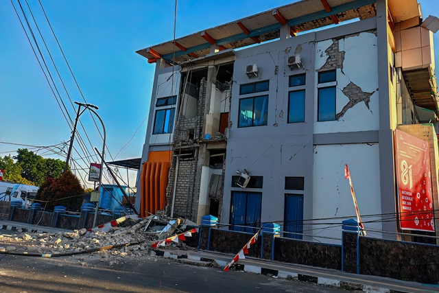 Động đất 7,7 độ Richter ngoài khơi Indonesia, xuất hiện sóng thần - Ảnh 1.