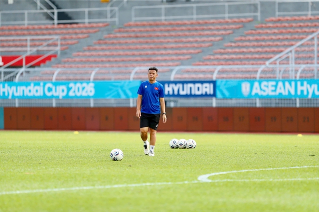 Cận cảnh mặt cỏ l&aacute; gừng s&acirc;n Kuala Lumpur, c&oacute; g&igrave; kh&aacute;c s&acirc;n Mỹ Đ&igrave;nh: Thầy Kim soi rất kỹ- Ảnh 8.