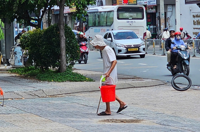 Cụ ông 91 tuổi bơm vá xe nuôi vợ liệt và các con tâm thần - Ảnh 4.