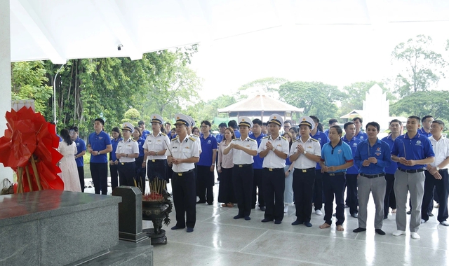 Tuổi trẻ T&acirc;n Cảng S&agrave;i G&ograve;n về nguồn, l&agrave;m c&ocirc;ng t&aacute;c d&acirc;n vận tại Đồng Th&aacute;p - Ảnh 1.