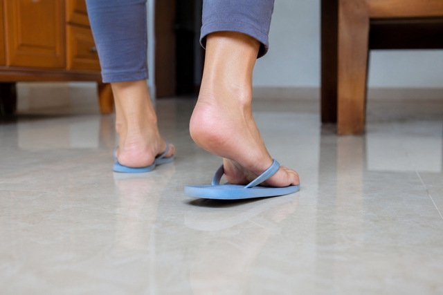 Đi d&eacute;p mỏng trong nh&agrave; tưởng tốt, b&aacute;c sĩ cảnh b&aacute;o điều n&agrave;y - Ảnh 1.
