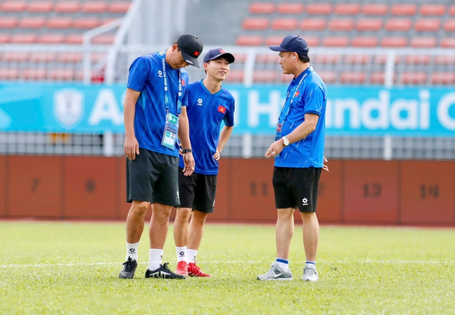 Cận cảnh mặt cỏ l&aacute; gừng s&acirc;n Kuala Lumpur, c&oacute; g&igrave; kh&aacute;c s&acirc;n Mỹ Đ&igrave;nh: Thầy Kim soi rất kỹ- Ảnh 2.