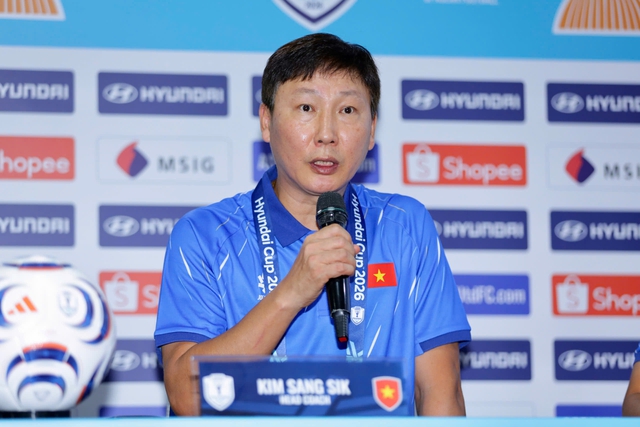 Thầy Kim cẩn thận n&eacute; mặc &aacute;o trắng ở họp b&aacute;o Malaysia, chưa biết n&oacute;i g&igrave; về HLV Tan Cheng Hoe v&igrave;&hellip;- Ảnh 1.