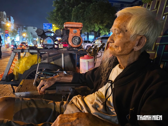 Cụ ông 91 tuổi bơm vá xe nuôi vợ liệt và các con tâm thần - Ảnh 2.
