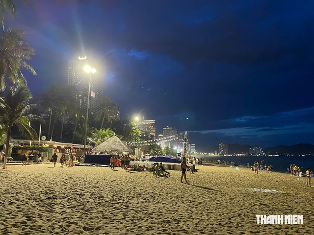 B&atilde;i biển Nha Trang như thế n&agrave;o sau 'lệnh' tạm dừng dịch vụ đ&ecirc;m?- Ảnh 3.