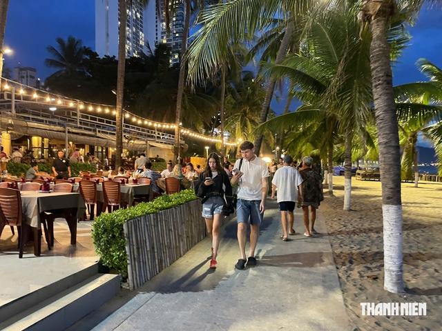 B&atilde;i biển Nha Trang như thế n&agrave;o sau 'lệnh' tạm dừng dịch vụ đ&ecirc;m?- Ảnh 1.