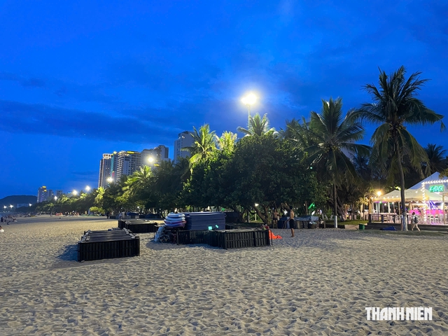 B&atilde;i biển Nha Trang như thế n&agrave;o sau 'lệnh' tạm dừng dịch vụ đ&ecirc;m?- Ảnh 2.