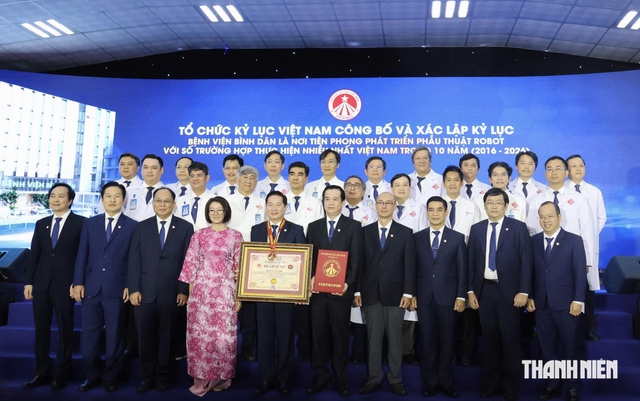 Bệnh viện Bình Dân xác lập kỷ lục Việt Nam với gần 4.300 ca phẫu thuật robot - Ảnh 1.