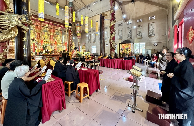 M&ugrave;a Vu Lan ở ch&ugrave;a người Hoa: Từ lễ ph&aacute; cửa địa ngục đến tiễn linh - Ảnh 2.