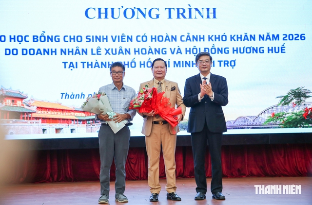 Trao 225 suất học bổng tiếp sức sinh vi&ecirc;n ngh&egrave;o xứ Huế- Ảnh 3.