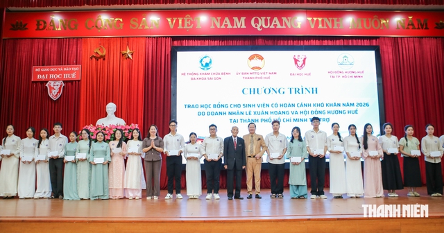 Trao 225 suất học bổng tiếp sức sinh vi&ecirc;n ngh&egrave;o xứ Huế- Ảnh 1.