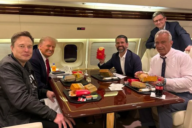Máy bay riêng của ông Trump chở theo đồ ăn gì?- Ảnh 1.