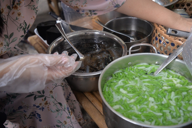 Chợ quê giữa trung tâm TP.HCM: Khách sẵn sàng 'bo thêm' vì điều đặc biệt này - Ảnh 2.