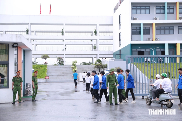 Đề thi lại m&ocirc;n tiếng Anh ở Tuy&ecirc;n Quang: Từ vựng ph&aacute;p l&yacute; d&agrave;y đặc, thời sự - Ảnh 2.