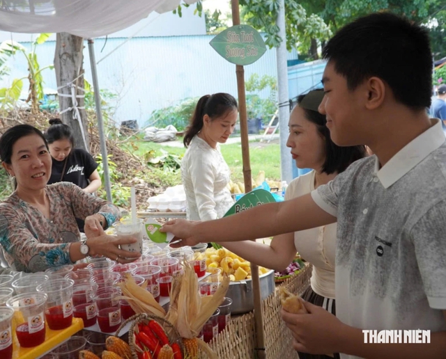 Rủ nhau đi... chợ lá 0 đồng, chỉ đổi lá là được thưởng thức nhiều món ngon - Ảnh 8.
