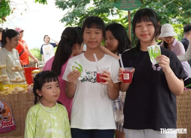 Rủ nhau đi... chợ lá 0 đồng, chỉ đổi lá là được thưởng thức nhiều món ngon - Ảnh 12.