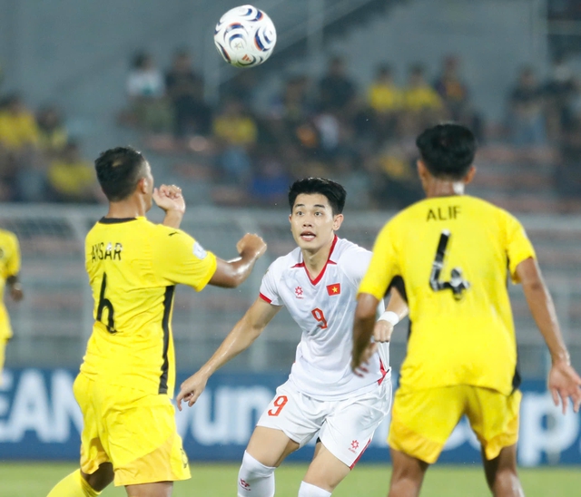 &lsquo;Người bay&rsquo; Xu&acirc;n Son ghi b&agrave;n đẳng cấp, Việt Nam hạ đẹp Malaysia 2-0: VFF thưởng lớn nếu v&agrave;o chung kết- Ảnh 2.