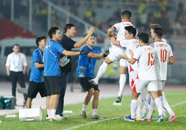 &lsquo;Người bay&rsquo; Xu&acirc;n Son ghi b&agrave;n đẳng cấp, Việt Nam hạ đẹp Malaysia 2-0: VFF thưởng lớn nếu v&agrave;o chung kết- Ảnh 7.