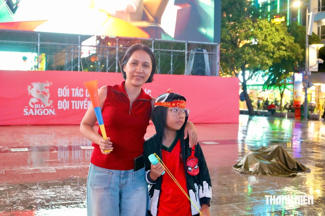 Mưa tầm tã, CĐV vẫn đội mưa cổ vũ đội tuyển Việt Nam
- Ảnh 7.