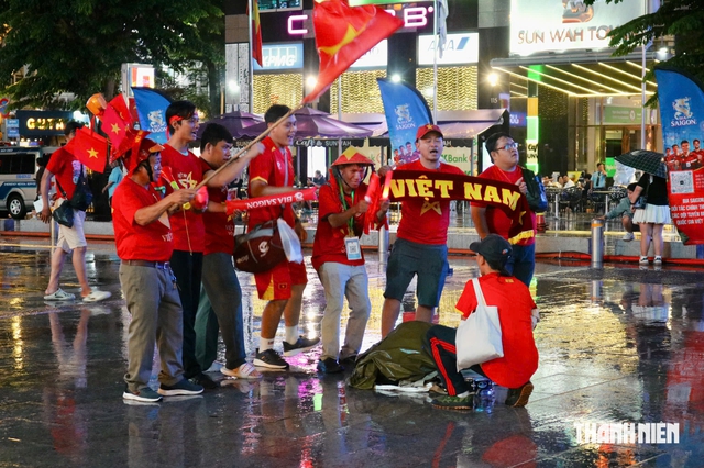 Mưa tầm tã, CĐV vẫn đội mưa cổ vũ đội tuyển Việt Nam
- Ảnh 2.