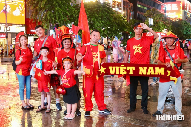 Mưa tầm tã, CĐV vẫn đội mưa cổ vũ đội tuyển Việt Nam
- Ảnh 1.