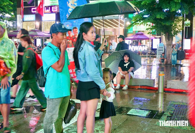 Mưa tầm tã, CĐV vẫn đội mưa cổ vũ đội tuyển Việt Nam
- Ảnh 6.