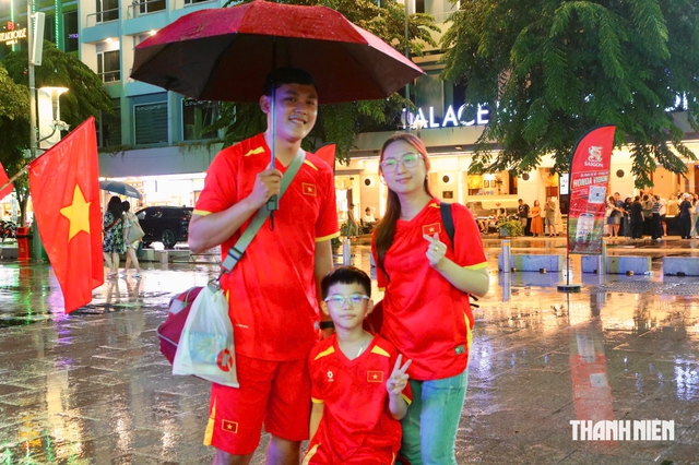 Mưa tầm tã, CĐV vẫn đội mưa cổ vũ đội tuyển Việt Nam
- Ảnh 3.