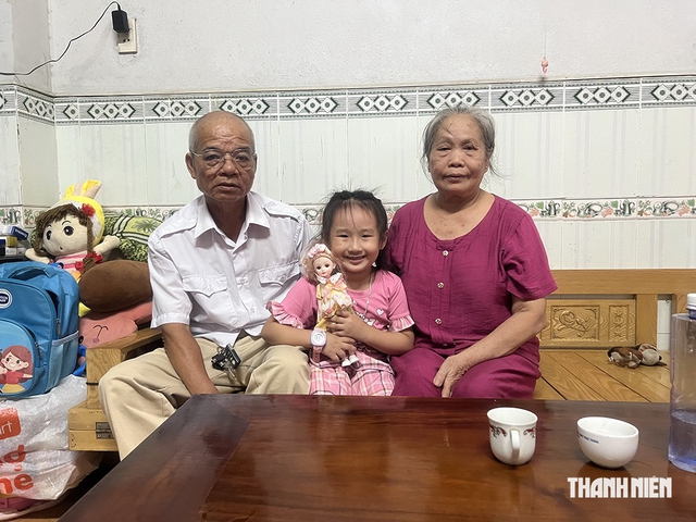 &Ocirc;ng b&agrave; ngoại gi&agrave; nu&ocirc;i ch&aacute;u mồ c&ocirc;i - Ảnh 2.