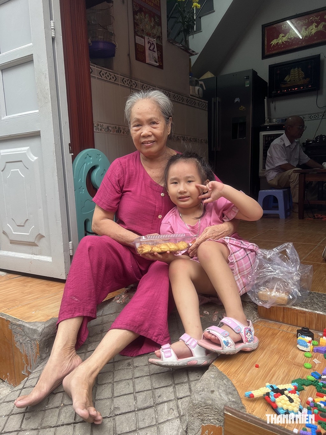 &Ocirc;ng b&agrave; ngoại gi&agrave; nu&ocirc;i ch&aacute;u mồ c&ocirc;i - Ảnh 3.