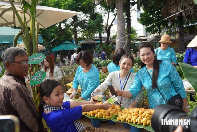 Rủ nhau đi... chợ lá 0 đồng, chỉ đổi lá là được thưởng thức nhiều món ngon - Ảnh 5.