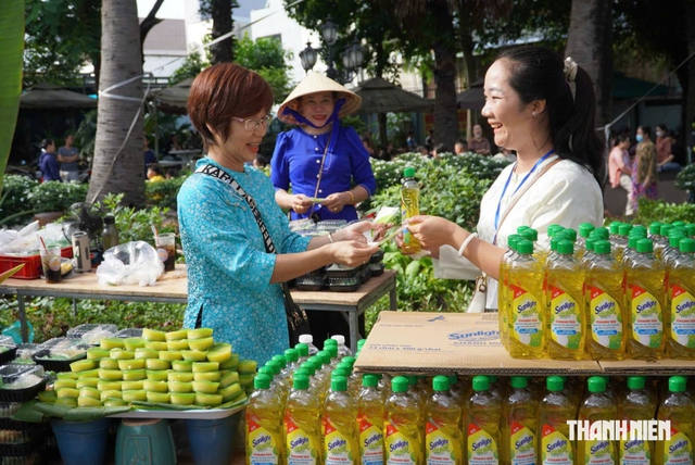 Rủ nhau đi... chợ lá 0 đồng, chỉ đổi lá là được thưởng thức nhiều món ngon - Ảnh 11.