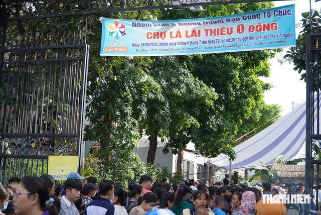 Rủ nhau đi... chợ lá 0 đồng, chỉ đổi lá là được thưởng thức nhiều món ngon - Ảnh 1.