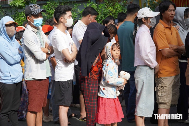 Rủ nhau đi... chợ lá 0 đồng, chỉ đổi lá là được thưởng thức nhiều món ngon - Ảnh 2.