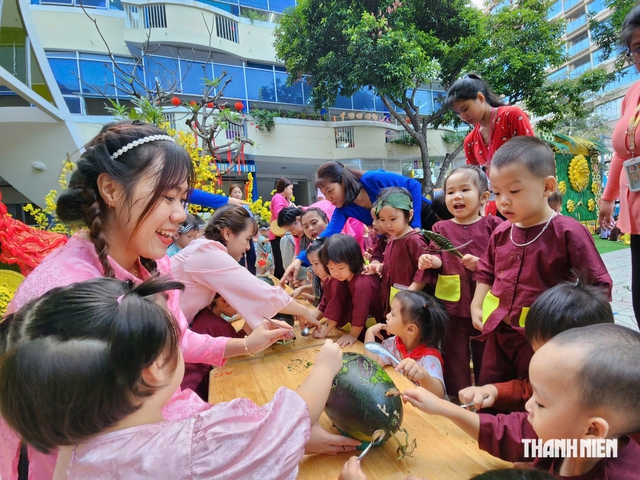 Gi&aacute;o vi&ecirc;n chuẩn mực từ cổng trường  - Ảnh 2.