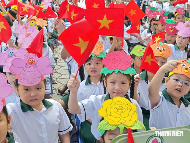 H&ocirc;m nay, học sinh đầu v&agrave; cuối cấp của TP.HCM tựu trường - Ảnh 1.