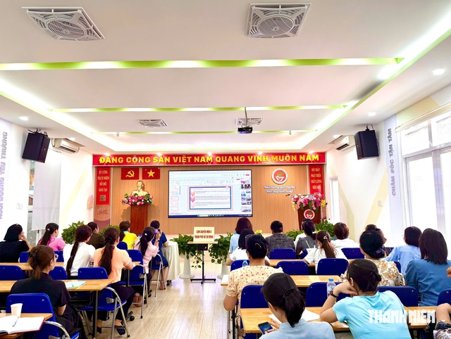 Gi&aacute;o vi&ecirc;n chuẩn mực từ cổng trường  - Ảnh 4.