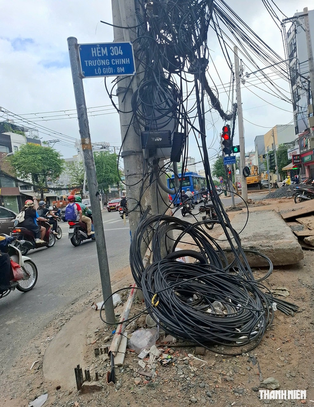 D&acirc;y c&aacute;p th&ograve;ng xuống đường - Ảnh 1.