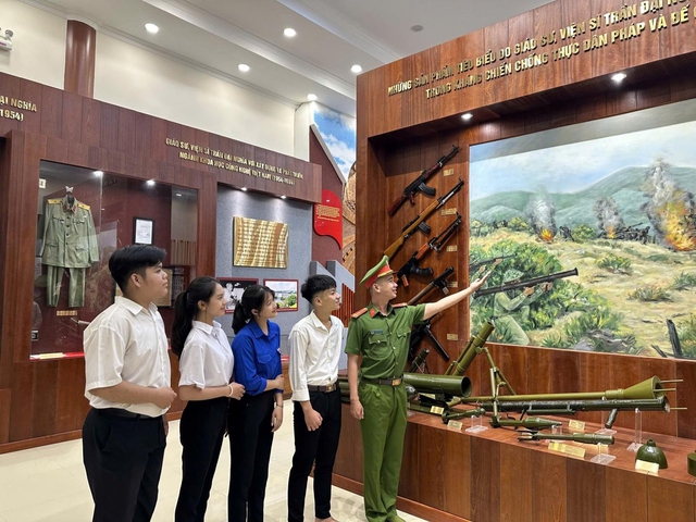 Có một ô cửa chưa bao giờ tắt đèn - Ảnh 1.